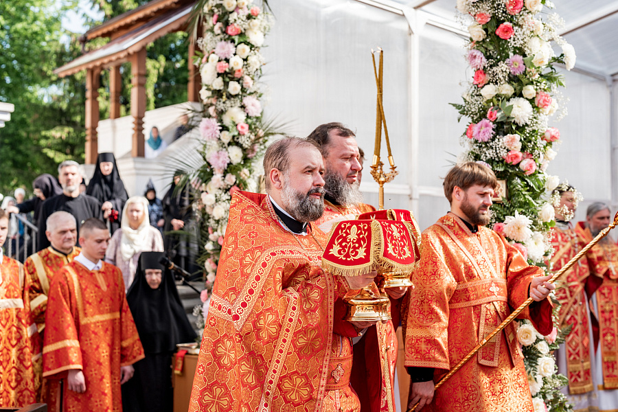 Божественная литургия во Введенском Владычнем монастыре города Серпухова